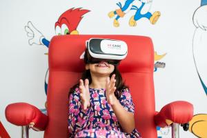 Criança utilizando os óculos de realidade virtual
